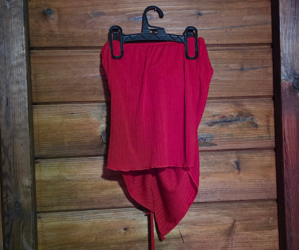 Haut rouge à lacets
