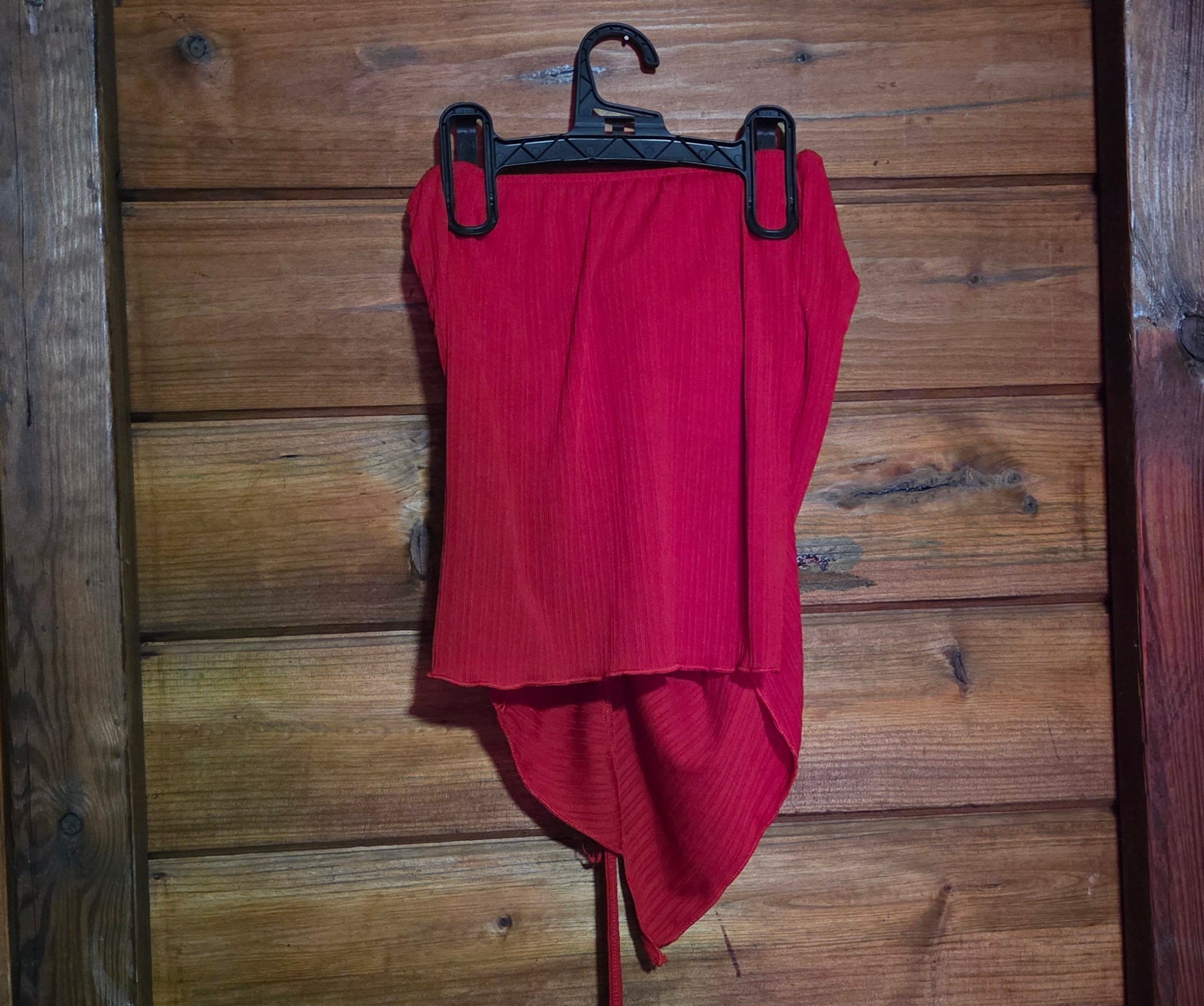 Haut rouge à lacets